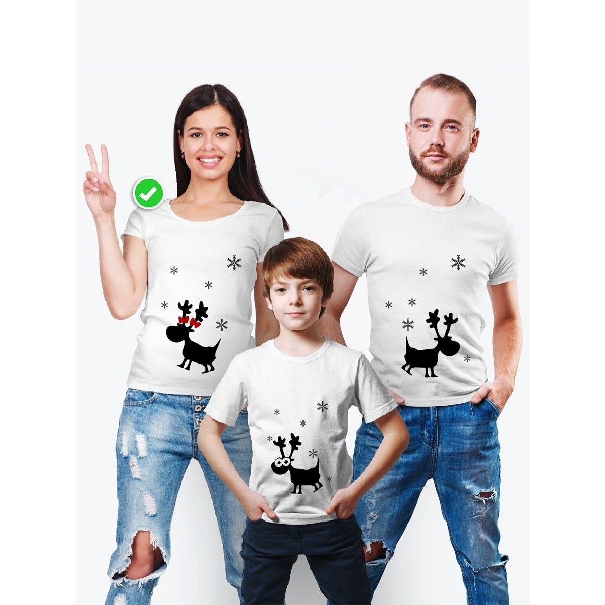 Одинаковые футболки Family Look с принтом "Олени со снежинками" для всей семьи в одном стиле
