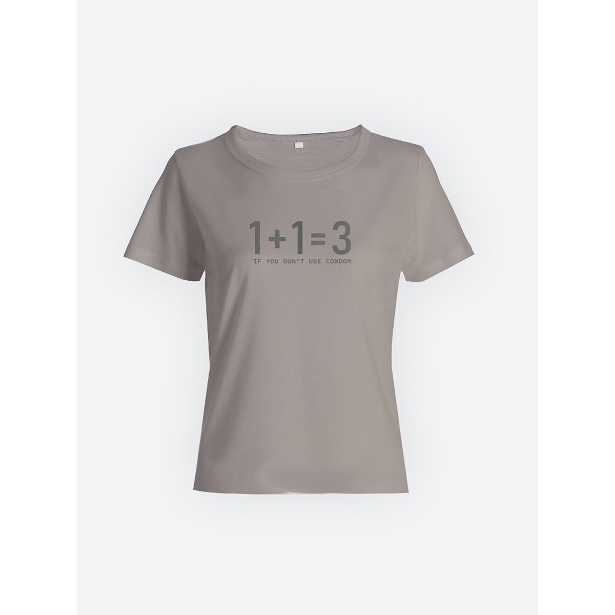 Модная женская футболка с принтом «1+1=3».