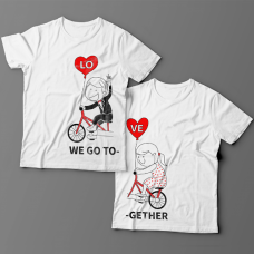 Парные футболки для влюбленных с изображениями мальчика и девочки на велосипеде и надписями "We go" ("мы едем") и "Together" ("вместе")